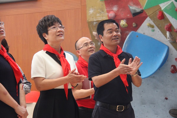 区人大常委会杨慧芳主任一行莅临鄞州实小教育集团进行"六一"慰问