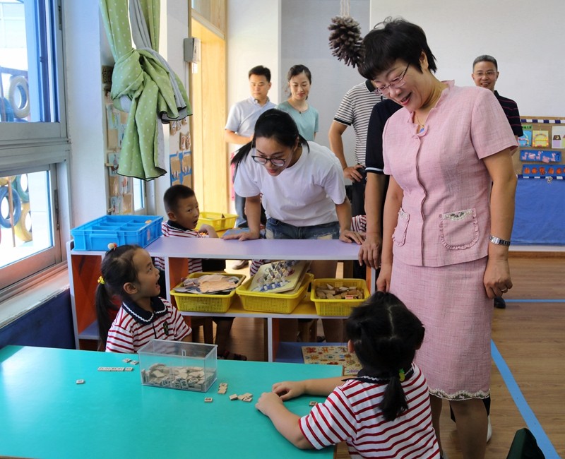 区领导到塘溪镇中心幼儿园慰问教师
