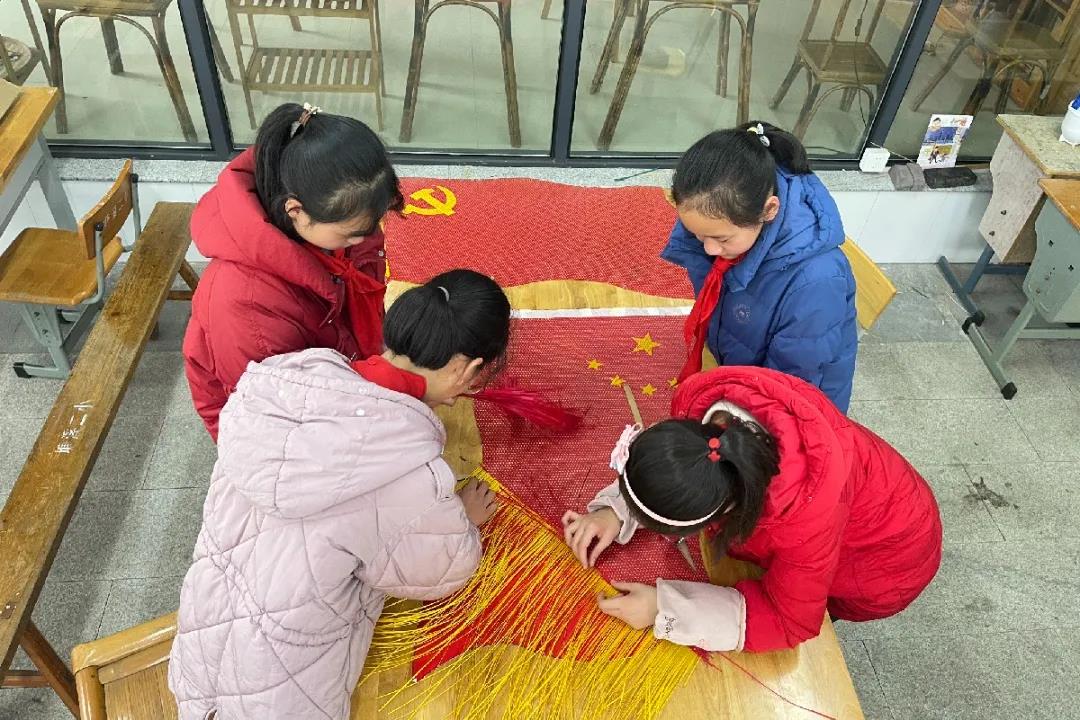 塘溪二小手工竹编红旗和党旗