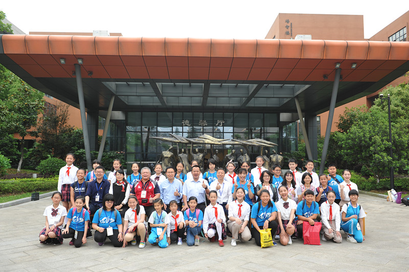 4月24日,来自台湾南投县四所小学的师生及家长一行再次莅临德培小学