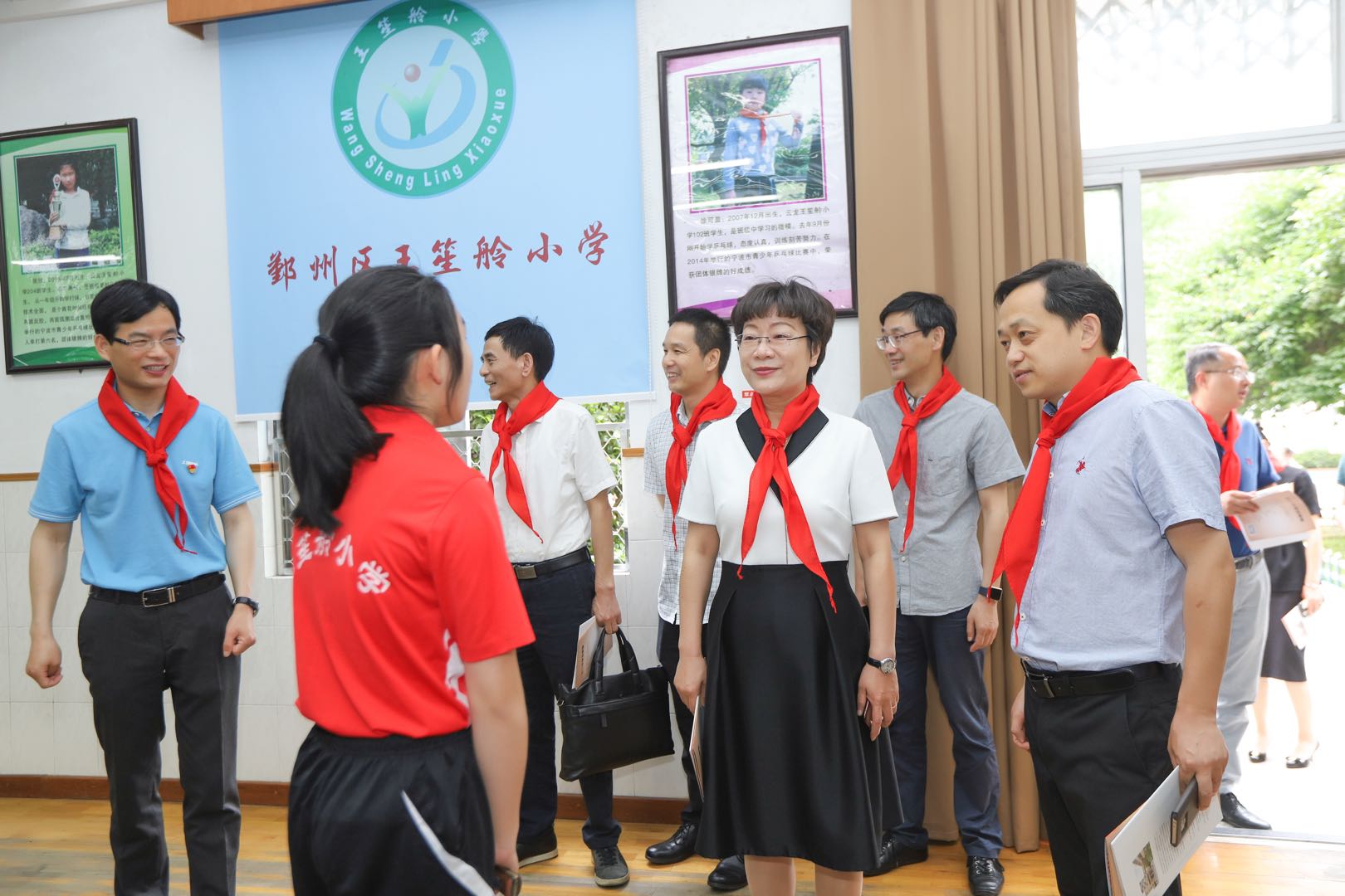 杨主任参观学生油画创作.jpg