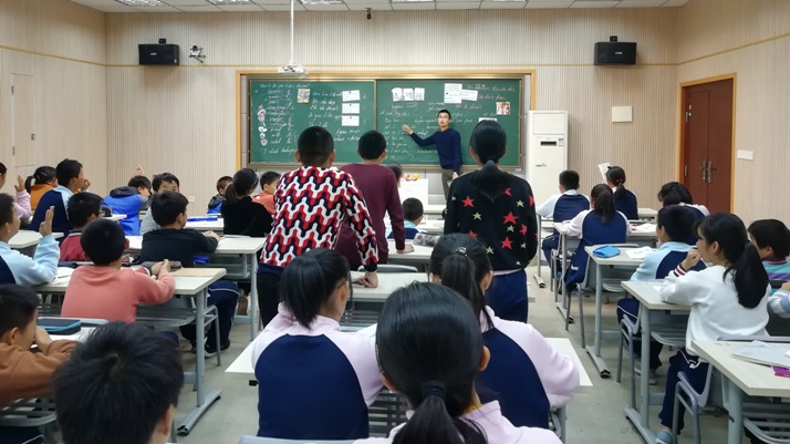 黄景炯上课.jpg